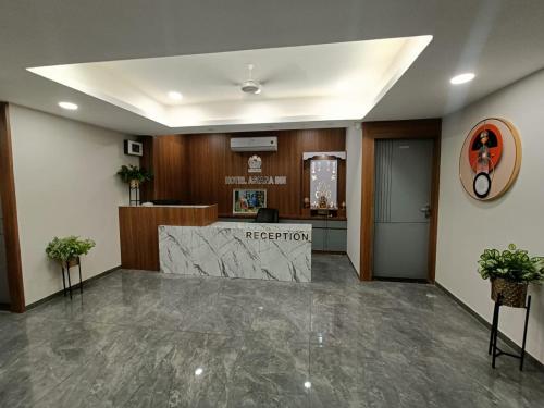 vestíbulo con recepción en un edificio en HOTEL ASIANA INN en Ahmedabad