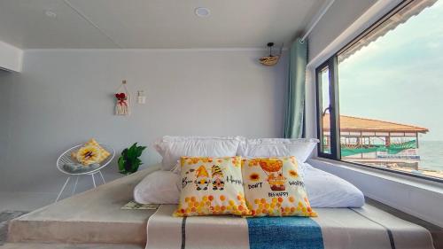 a bedroom with a bed with a view of the ocean at Long Vĩ hotel - đảo Phú Quý in Cu Lao Thu