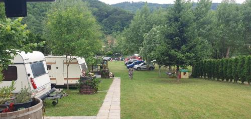Zahrada ubytování AUTO CAMP DRINA-Crnča