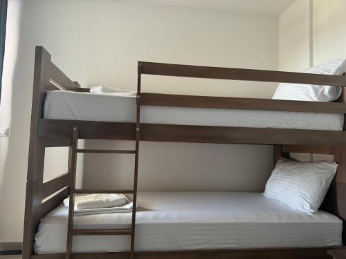 Divstāvu gulta vai divstāvu gultas numurā naktsmītnē Hotel Palace Struga