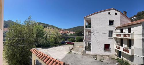 una vista aerea di un edificio e di un parcheggio di Résidence Beau Séjour ad Amélie-les-Bains-Palalda