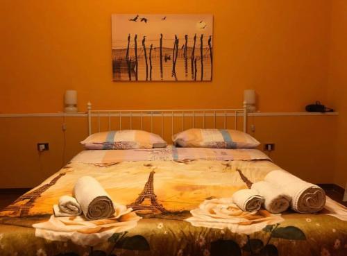 um quarto com uma cama com toalhas e a torre Eiffel em B&B da Cinzia em Pontecagnano Faiano