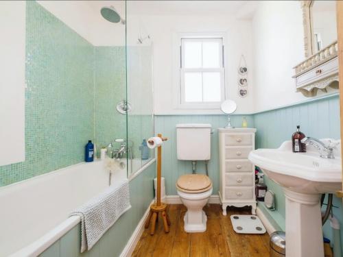ein Bad mit einem WC, einem Waschbecken und einer Dusche in der Unterkunft 3 Bedroom Cottage in Sunninghill, Ascot in Sunninghill