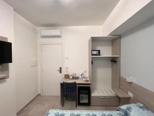 a small room with a table and a desk at Porta sul Mare in Tropea