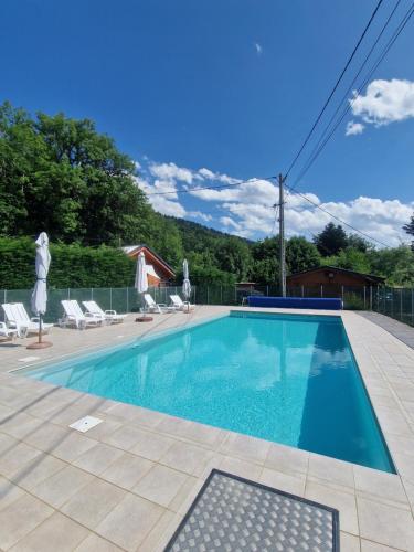 Chalet bord de lac avec piscine N2E
