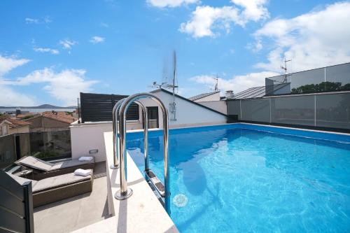 een zwembad op het dak van een gebouw bij "Golden Sky"Rooftop Pool Villa in Vodice