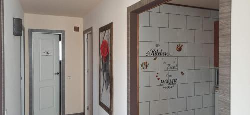 - un couloir avec un miroir et un mur carrelé blanc dans l'établissement El Guardaviñas, entre Montes y Viñedos, à Ábalos