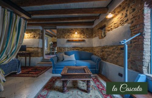 a living room with a blue couch and a table at Il Borghetto Vacanze nei Mulini in Valeggio sul Mincio