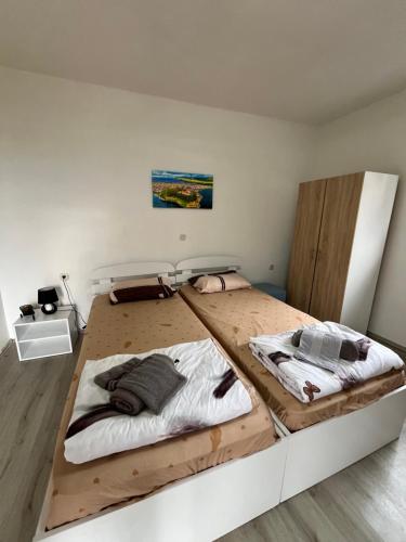 Habitación con 2 camas individuales en Villa & Apartments Cityview Ohrid, en Ohrid