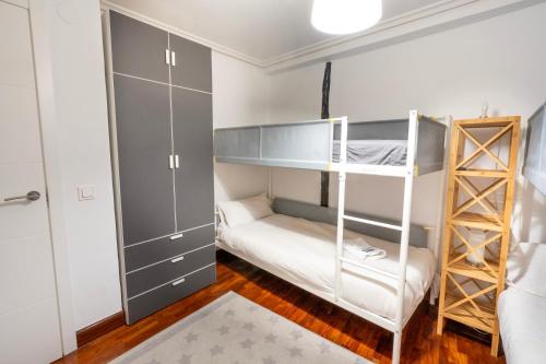 Taosa - ONGI ETORRI في زومايا: غرفة نوم صغيرة مع سرير بطابقين وخزانة
