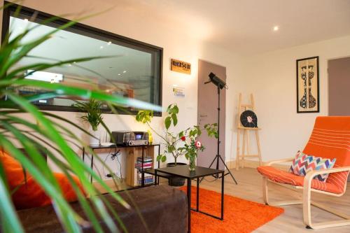 un salon avec un canapé et une table dans l'établissement Maison aux portes du marais, à Courçon