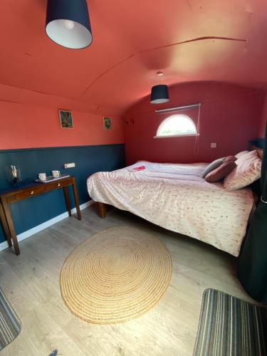 Krevet ili kreveti u jedinici u objektu The Hares Hut at Carrigeen Glamping
