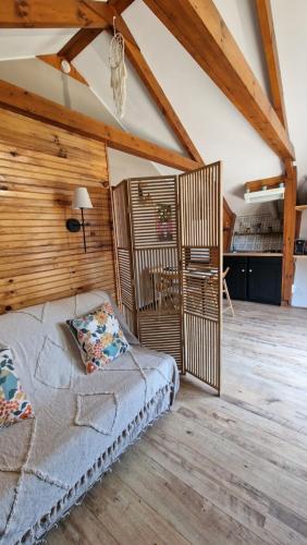 une chambre avec un lit et un plafond en bois dans l'établissement Chalet bord de lac avec piscine N2E, à Laffrey