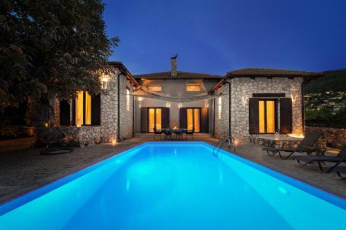 Villa Terra, private, luxury villa with pool 10 mins drive from the beach
