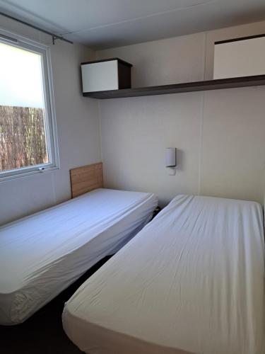 Postel nebo postele na pokoji v ubytování Bungalow 4 personnes sur sur propriété privée au calme à 10 mn des plages de Sainte Maxime