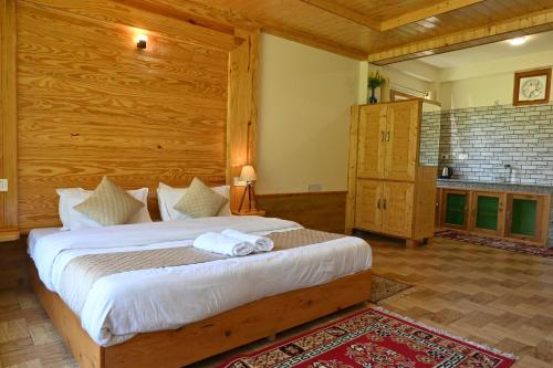 a bedroom with a large bed in a room at Cascade Mountain Retreat Manali in Manāli