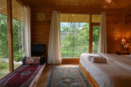 Postel nebo postele na pokoji v ubytování Cascade Mountain Retreat Manali