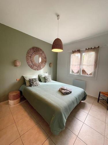 une chambre avec un grand lit dans une pièce dans l'établissement Villa près de la plage, à Lège-Cap-Ferret