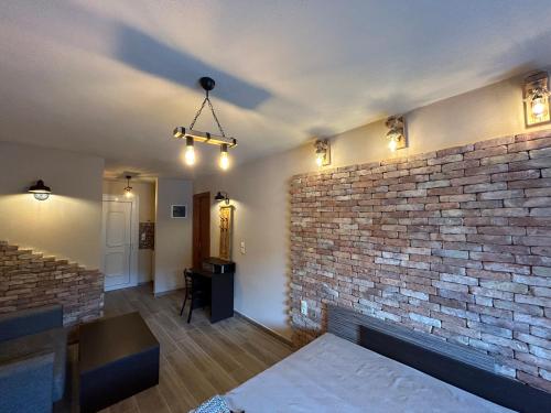 um quarto com uma parede de tijolos e uma lareira em Natura Bungalows em Limenas