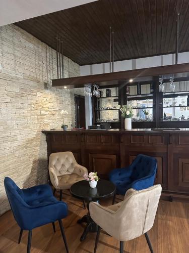 une salle à manger avec des chaises bleues et une table dans l'établissement Hotel Soimul, à Poiana Brasov