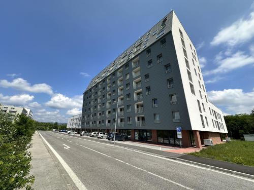ein großes Gebäude am Straßenrand in der Unterkunft Ambient lounge with sundeck and free parking in Bratislava