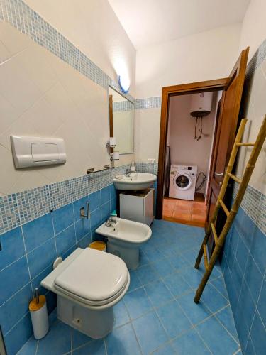 Ένα μπάνιο στο Olivastro Apartment Murta Maria