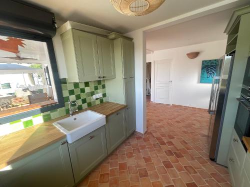 Η κουζίνα ή μικρή κουζίνα στο La villa Kawana à 5 minutes à pied de la plage