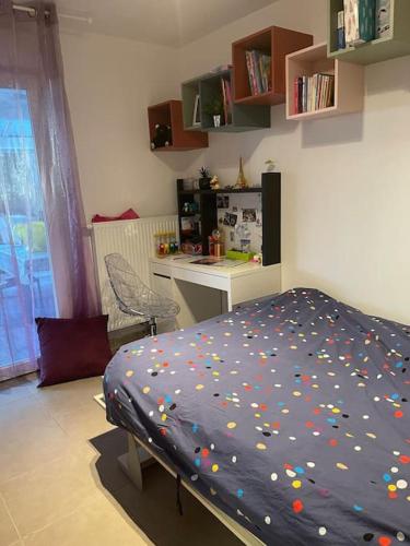- une chambre dotée d'un lit avec des points polka dans l'établissement Superbe rez de jardin à 10 minutes des plages, à Châteauneuf-les-Martigues