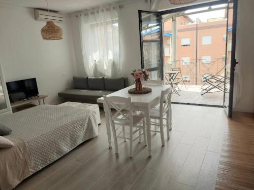 a living room with a bed and a table and chairs at Incantevole Appartamento Monolocale Alba 2 in Alba
