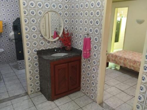 ein Badezimmer mit Waschbecken und Spiegel in der Unterkunft CASA 2024 - São João Campina Grande/PB in Campina Grande