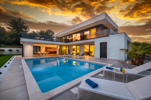 Luxury Villa Luni with big private pool and hot tub in Medulin