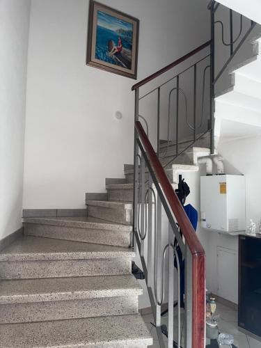una scala in una casa con un'immagine sul muro di B&B Marco bianca a Badia Polesine