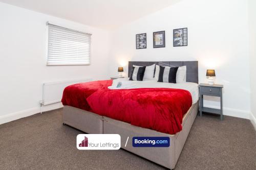 Stylish 2 Bedroom Apartment By Your Lettings Short Lets & Serviced Accommodation Peterborough With Free WiFi,Parking And More 객실 침대