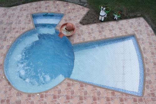 an overhead view of a swimming pool in a backyard at Hotel Campestre Sueño del Abuelo in Pereira
