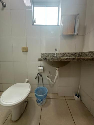 łazienka z toaletą i umywalką w obiekcie AP inteiro com ar condicionado w mieście Goiânia