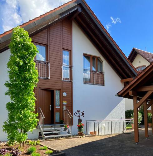 una casa con tetto a padiglione di Apartment im Garten a Gengenbach