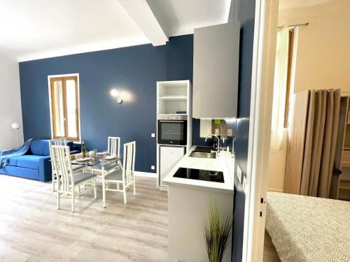 une cuisine et un salon avec une table et des chaises dans l'établissement La Villa Riquet Menton, à Menton