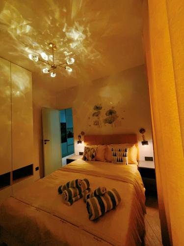 une chambre avec un lit avec deux animaux en peluche dessus dans l'établissement Appart close to Eiffel Tower, à Paris