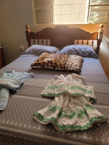 Dos camas con ropa y toallas. en Casa centro jipa en Ji-Paraná