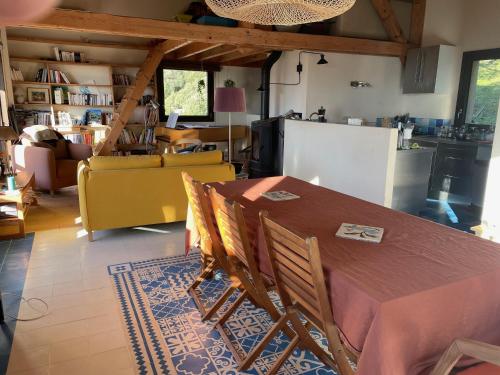 une table à manger et des chaises dans un salon dans l'établissement Maison indépendante à Sainte-Lucie de Tallano, à Santa-Lucia-di-Tallano