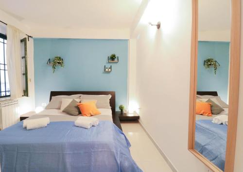 1 dormitorio con cama y espejo en Mare Luna Apt nel centro di Salerno a due passi dalla costiera Amalfitana, en Salerno