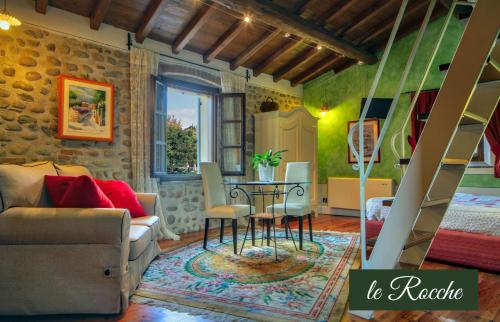 sala de estar con mesa y sofá en Il Borghetto Vacanze nei Mulini, en Valeggio sul Mincio