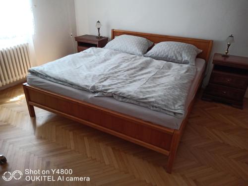 En eller flere senge i et værelse på Byt - apartmán - Robotnícka