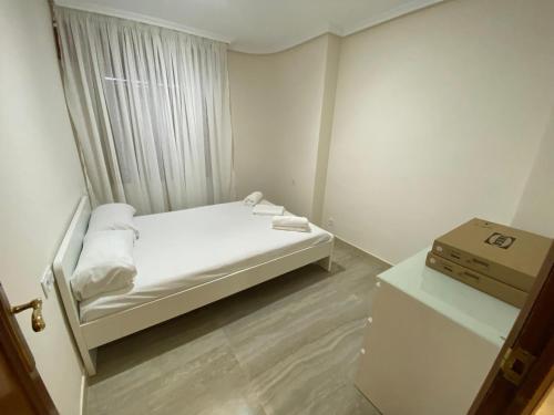 - une petite chambre avec un lit et une fenêtre dans l'établissement Magnifique villa a San Juan Mutchavista playa, à El Campello