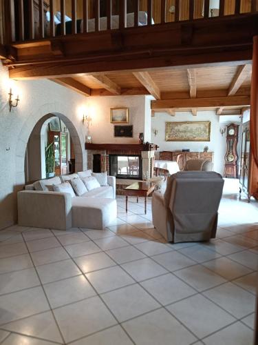 - un salon avec des canapés blancs et une cheminée dans l'établissement Maison de vacances authentique, à Castelnau-de-Montratier
