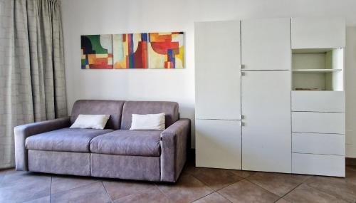 ein Wohnzimmer mit einem Sofa und einem Schrank in der Unterkunft Dolcenido Meyer Firenze in Florenz