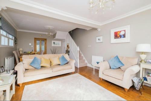 sala de estar con sofá y 2 sillas en 3 Bedroom Cottage in Sunninghill, Ascot, en Sunninghill