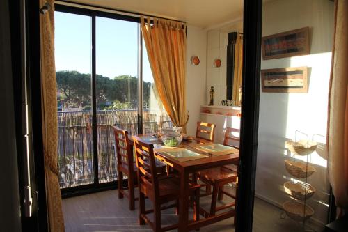 d'un balcon et d'une salle à manger avec une table et des chaises. dans l'établissement Résidence Les Mers du Sud Port Argelès, à Argelès-sur-Mer