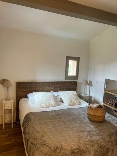 une chambre avec un grand lit dans une pièce dans l'établissement La Bergerie de l'Alivettu en Corse, à Alata