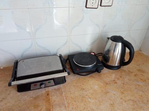 a blender and a toaster and a tea kettle at Bilal appartement in Larache